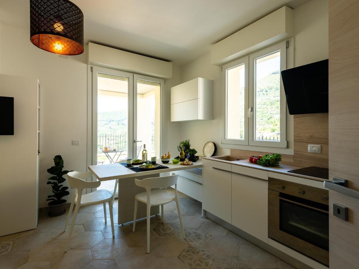 Villa Hanbury With Swimming Pool And Parking In Аласио Екстериор снимка