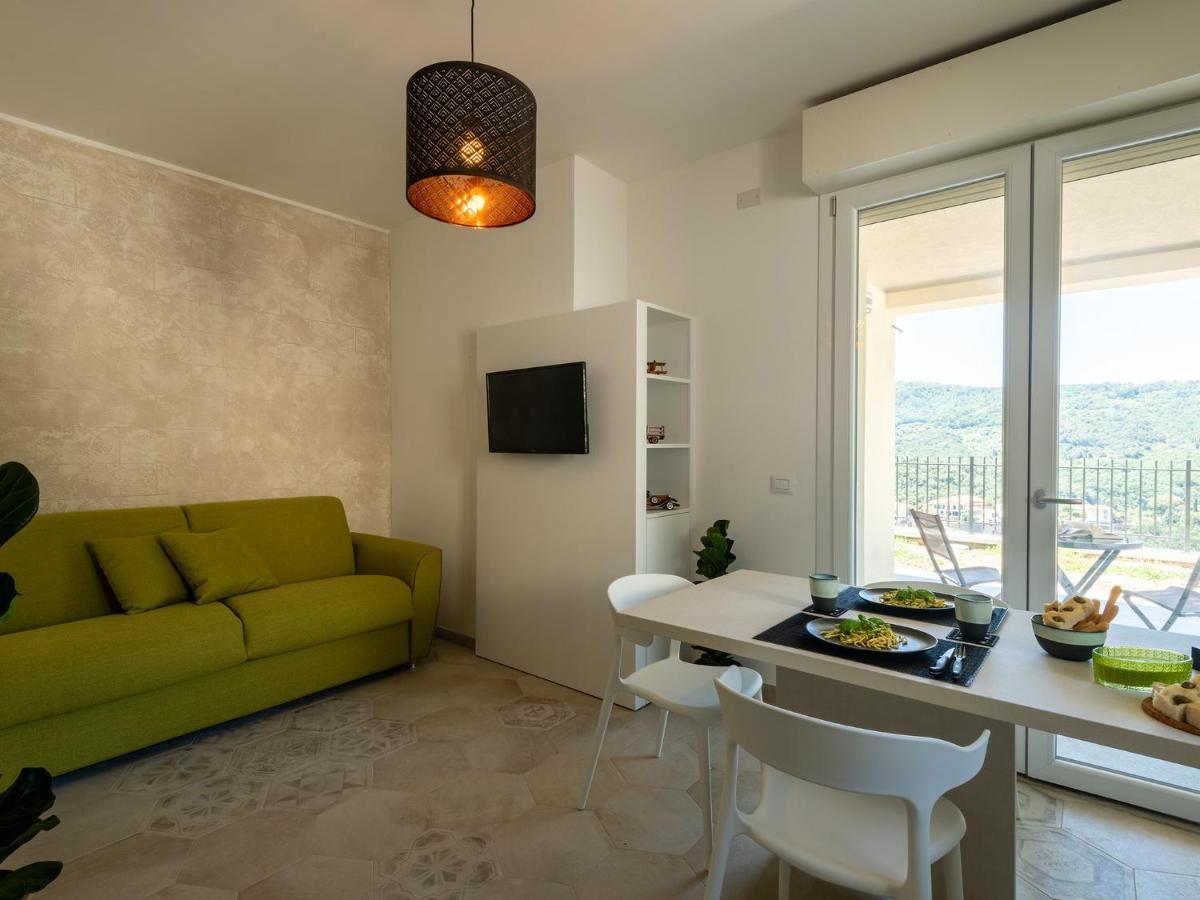 Villa Hanbury With Swimming Pool And Parking In Аласио Екстериор снимка