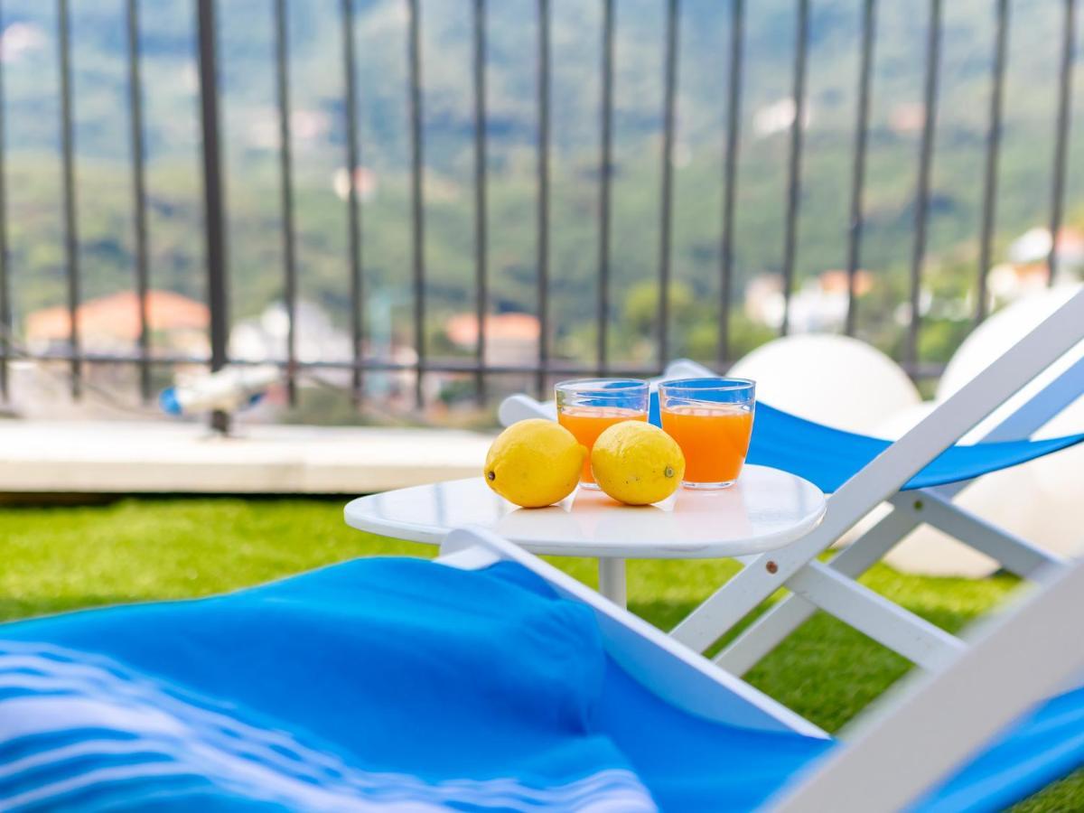 Villa Hanbury With Swimming Pool And Parking In Аласио Екстериор снимка