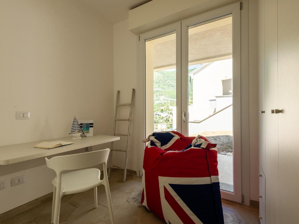 Villa Hanbury With Swimming Pool And Parking In Аласио Екстериор снимка