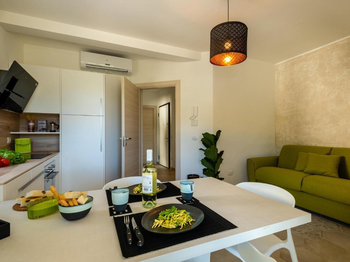 Villa Hanbury With Swimming Pool And Parking In Аласио Екстериор снимка