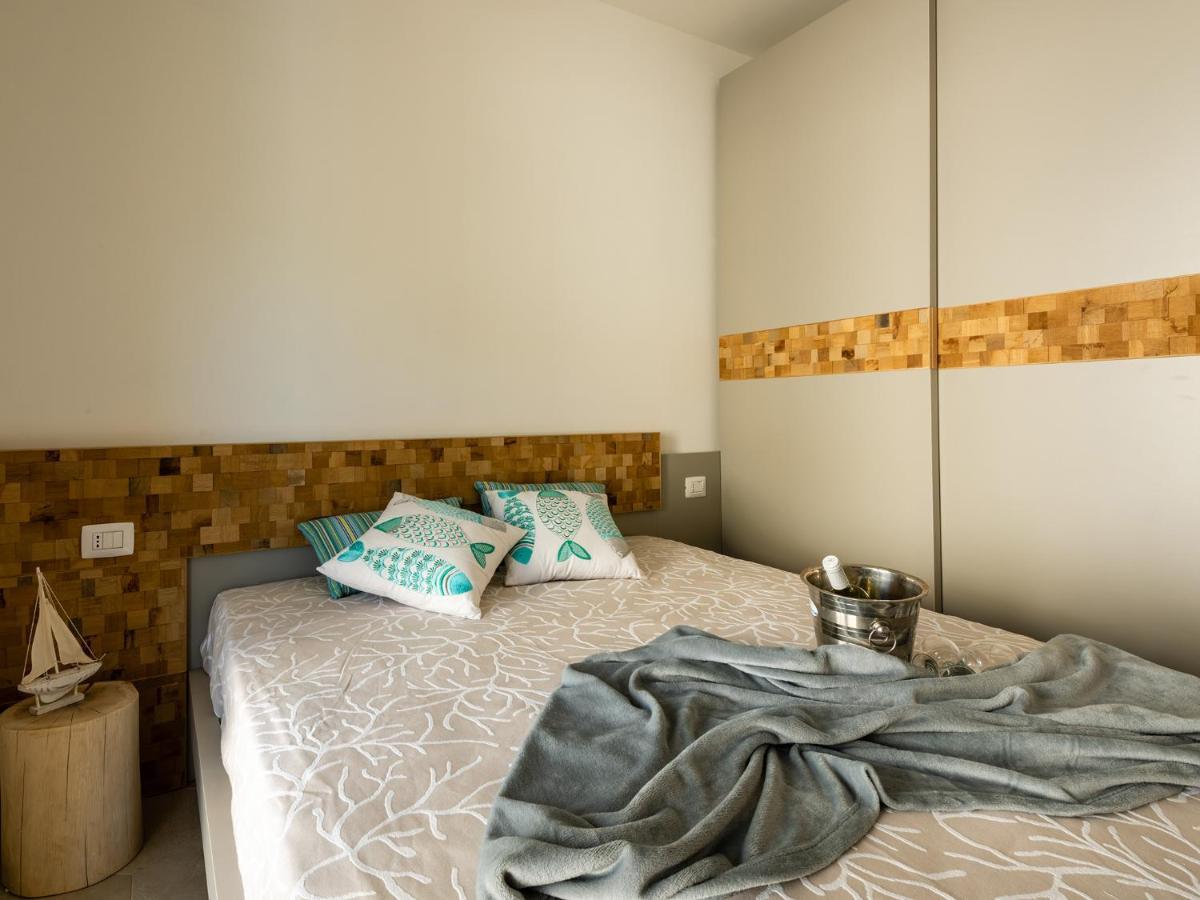 Villa Hanbury With Swimming Pool And Parking In Аласио Екстериор снимка